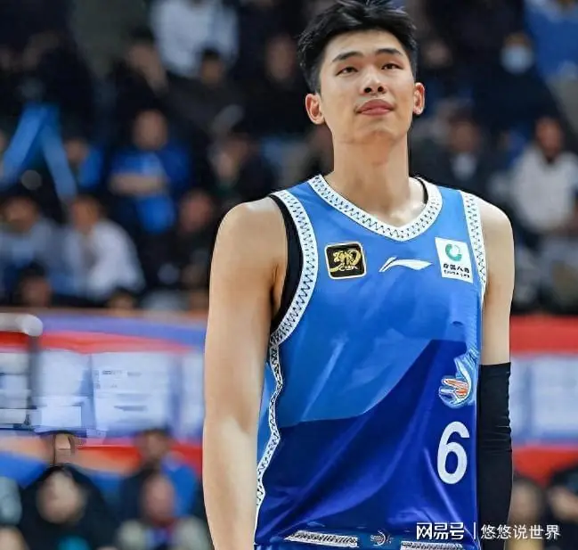 老婆是清华学霸,岳父是央视名嘴,26岁男篮球星携妻到美国特训