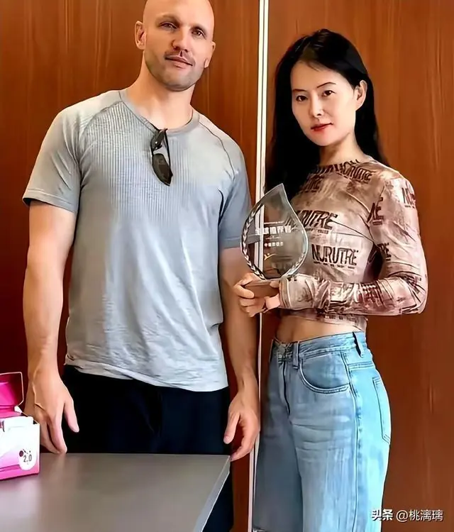 吃中国的饭砸中国的碗,崇洋媚外的网红小易,这场翻车一点都不冤