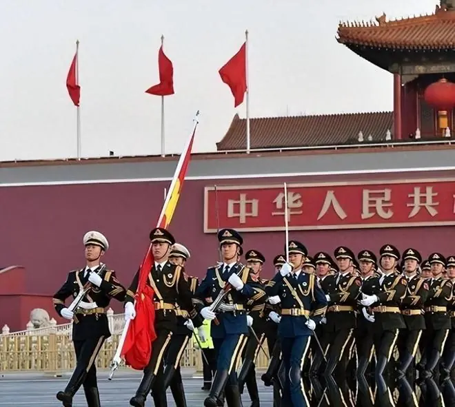 天安门广场的国旗每天都换新,这是浪费?其实它有更多重要用途