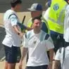梅西机场安检被拦截，罕见失控笑喷队友