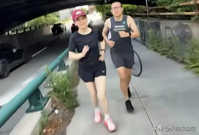 梅婷波士顿晨跑10公里,满身纹身老公陪伴,外表粗犷内心温柔
