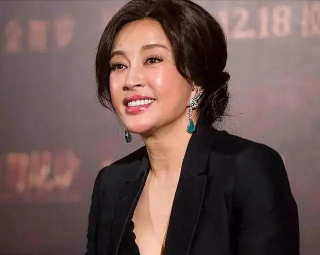凌晨在北京去世、有8个男朋友？75岁的刘晓庆私生活谣言有多荒唐