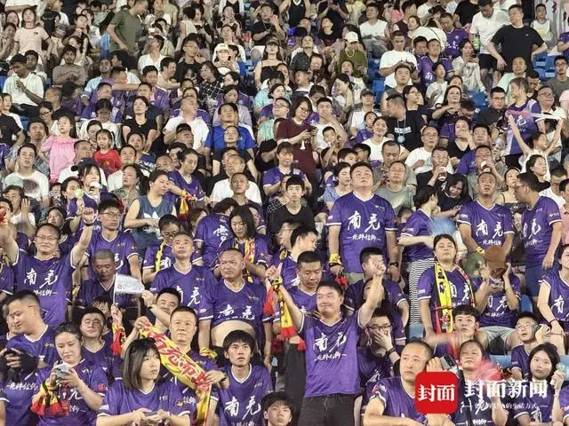 川超收官夜：南充2:2战平宜宾！鲜小龙加冕金靴，球迷唱《朋友》为寿星主帅庆生