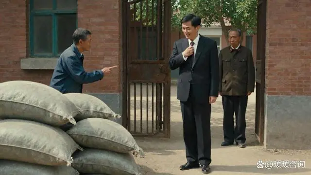 十年后我升任省委常委重返母校，班长当众让我搬水泥，校长突然现身
