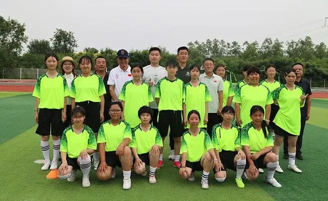 李应发、肇俊哲走进大洼区王家学校 现场观摩指导少年足球训练