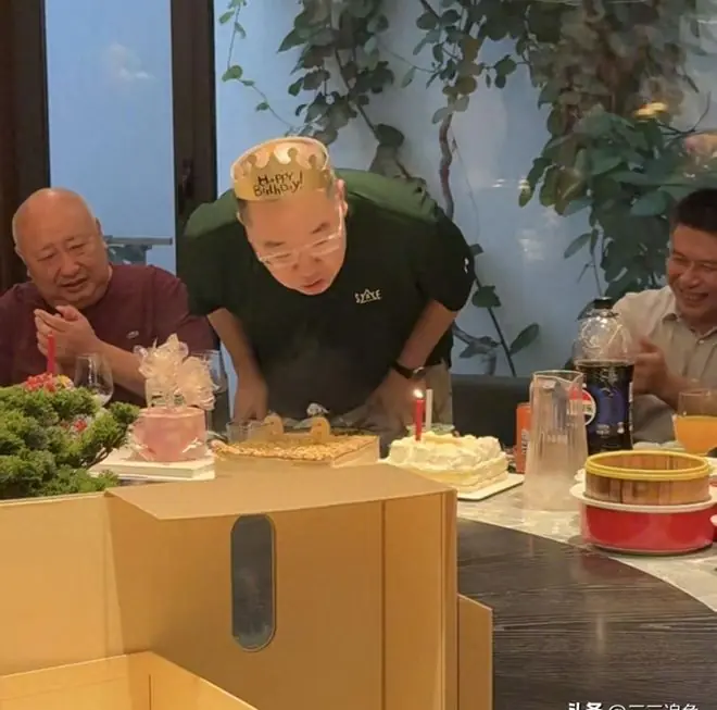 英达66岁大寿,儿子女儿陪伴左右,干孙女也到场了,梁欢未露面