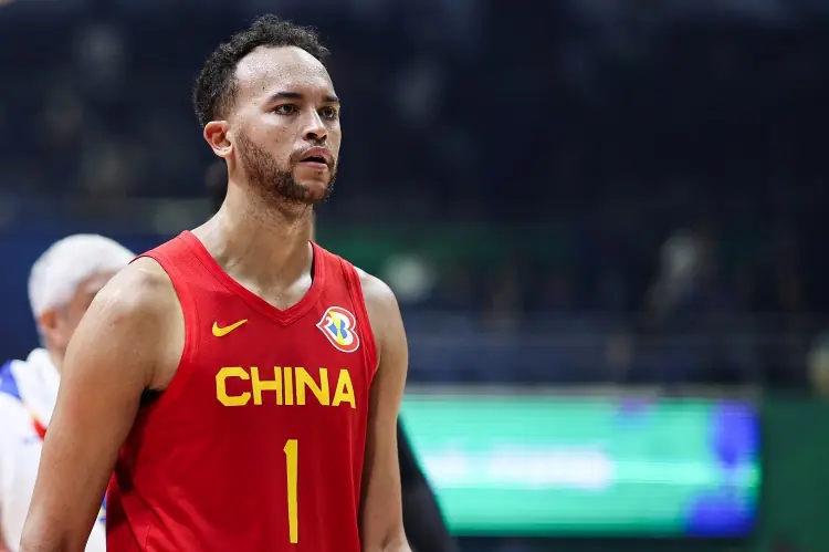 杨毅：李凯尔归化当时是高层领导特批 他人很好但太慢带不动我们