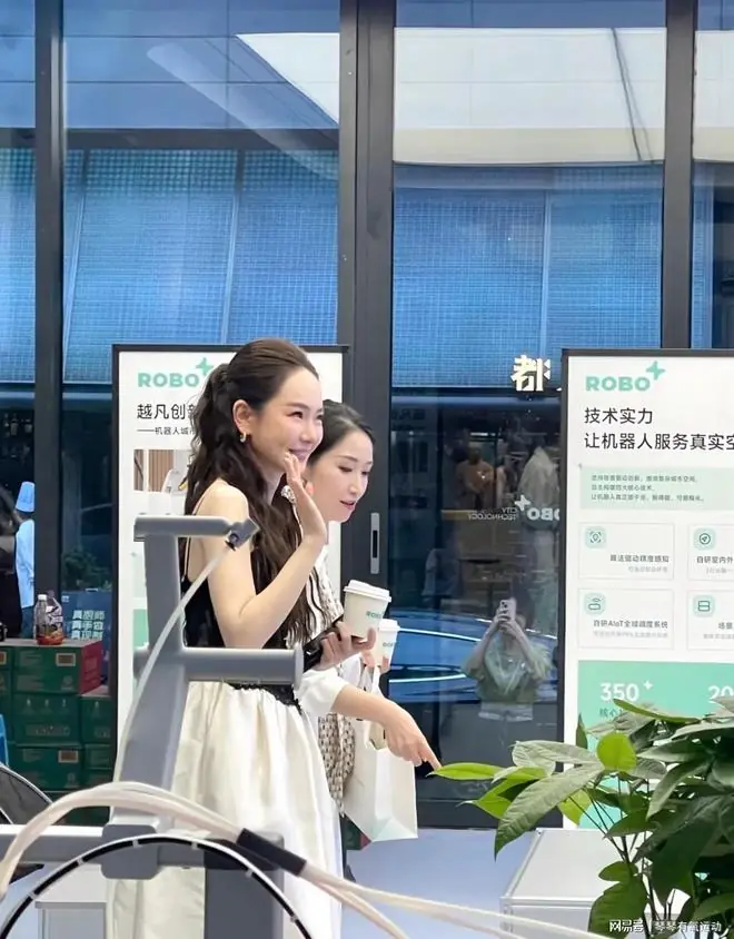 戚薇回成都现身交子大道,生图状态太能打,真人又美又飒