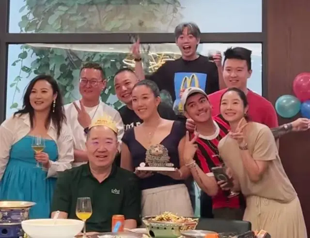 英达在北京过66大寿,四个蛋糕排面足,茅台抢镜,妻子梁欢未露面