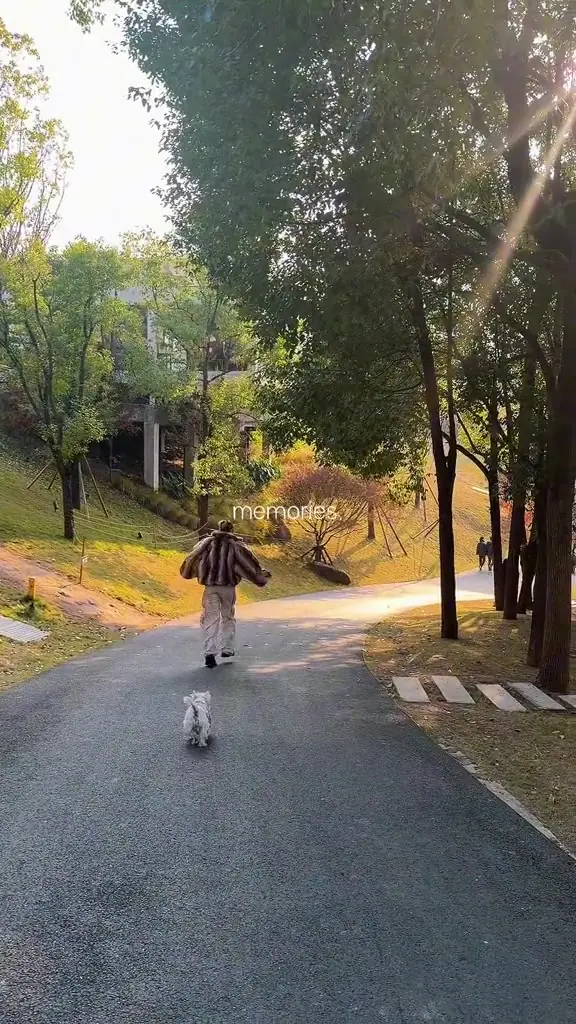 李梦社媒晒个人近况视频：户外遛狗穿搭🐶🥳