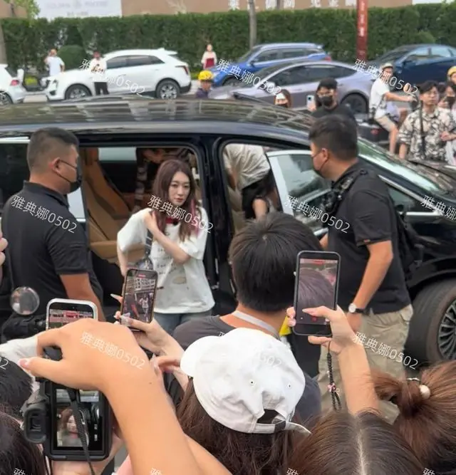 李小冉本人并没有网上夸的那么好看,她嘴角向下面相苦还喜欢挂脸