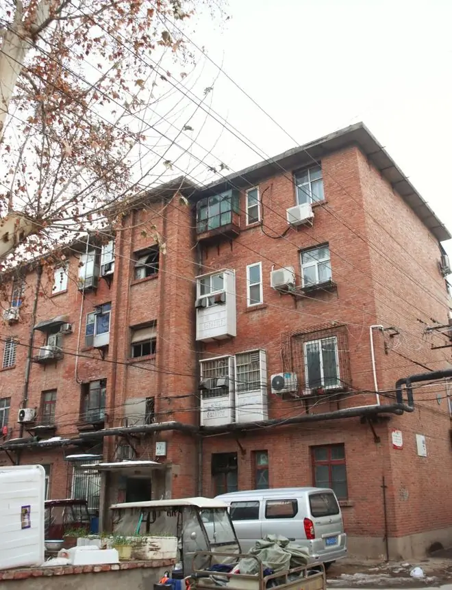 楼上大妈顺走我奔驰车四颗螺丝，全家被粪水淹没才知我是整栋房东