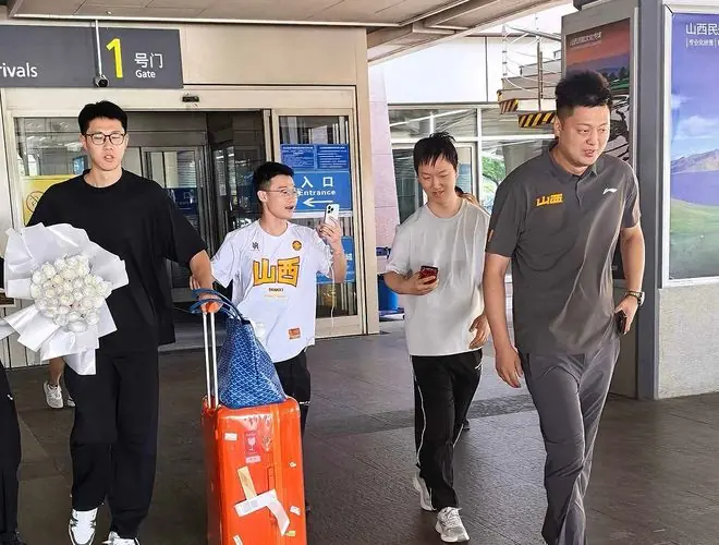 广厦超市开张?赵嘉仁抵达山西太原,刚拿总冠军1年,大秋深陷交易传闻?
