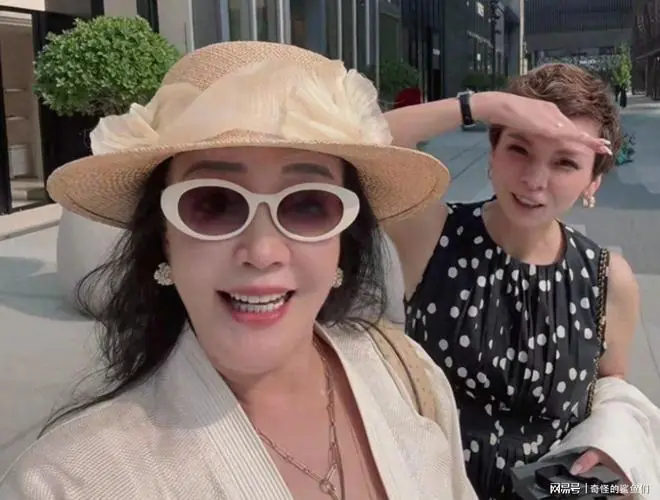 炎炎夏日兰姐带玥儿逛街,洋洋总携女同游三里屯