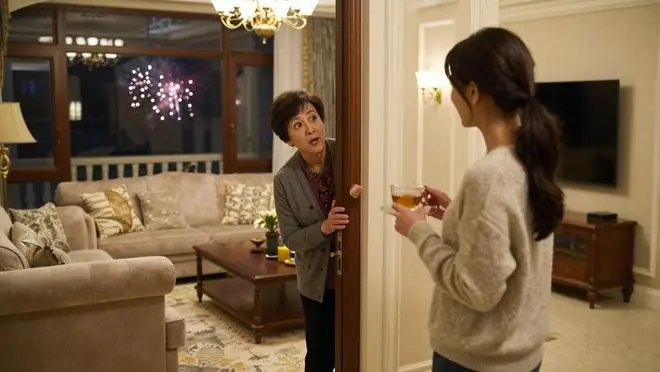 除夕大姨带30多人来蹭别墅，我笑着开门，她往客厅一看就傻眼了