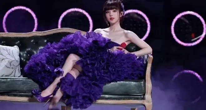 赵露思演唱会争议不断，穿搭暴露擦边动作不断，甜妹滤镜早已碎光