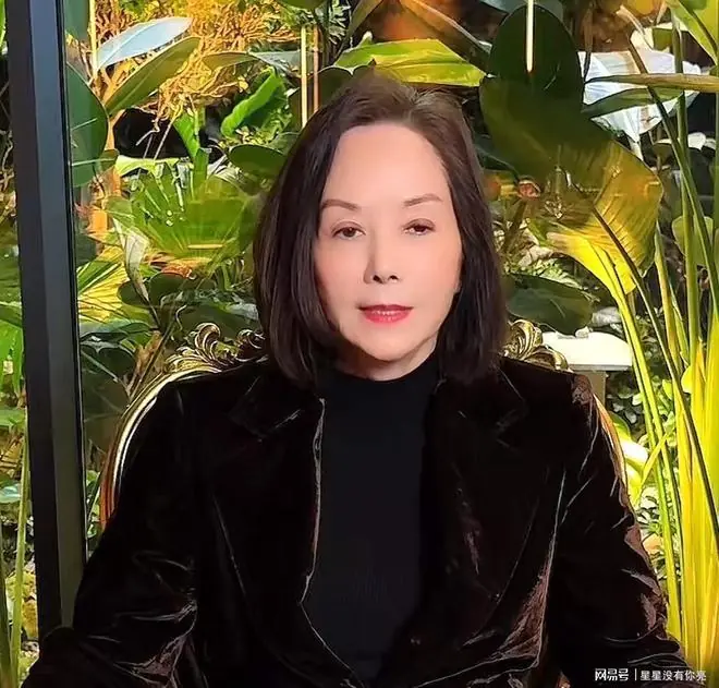 和丈夫离婚后，她开始和上海首富同居，如今重操旧业却无人捧场
