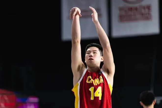 U17男篮半场溃败法国！张子一刘玄昱一度轰高潮，张宇辰稳节奏！