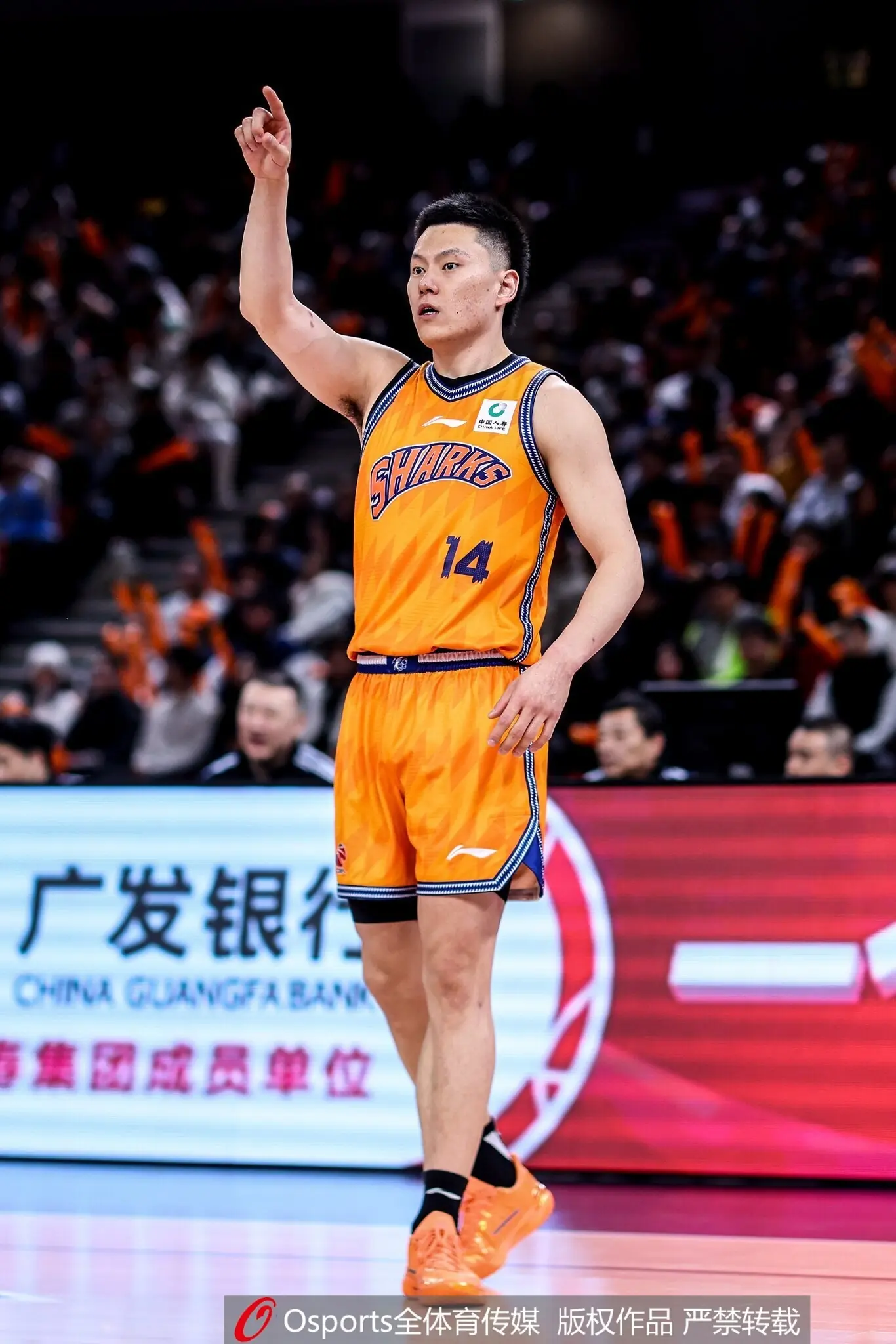 媒体人：上海和李弘权达成两年C类合同续约 球员在薪资上做了让步
