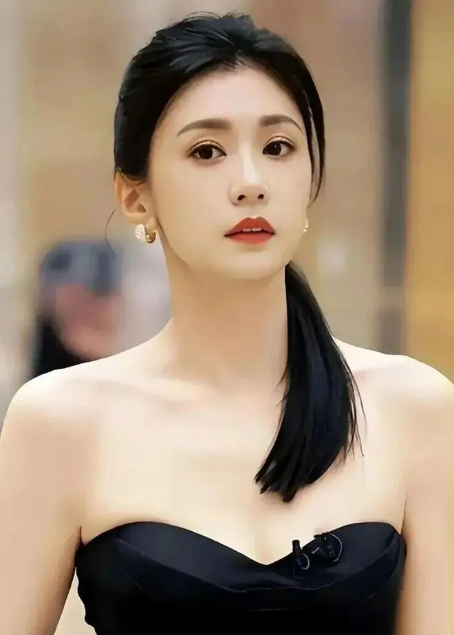 “最美赵敏”把一手烂牌打成王炸,10年前被前夫羞辱,如今竟成了人生赢家