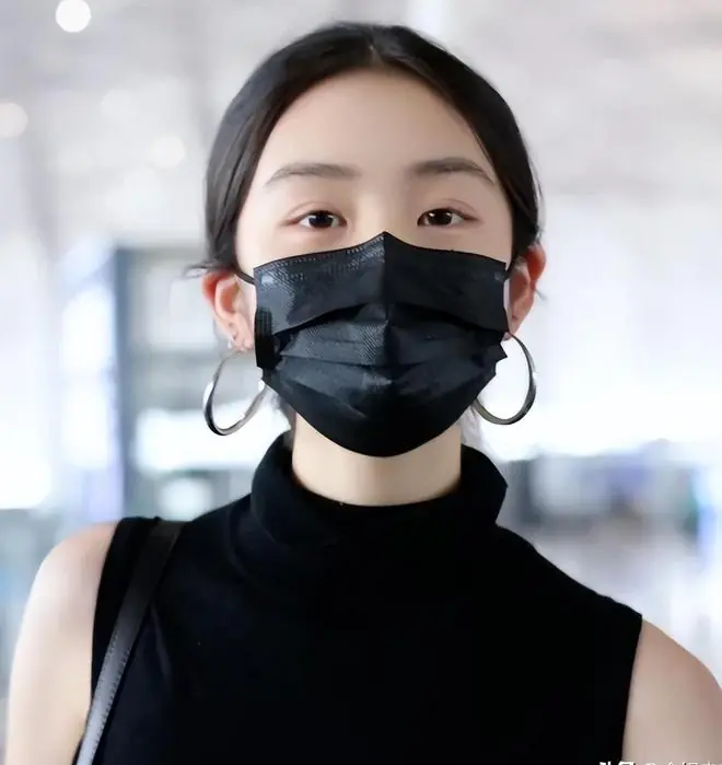 黄多多暑假回国,穿背心现身机场手臂细长,长相和孙莉一模一样