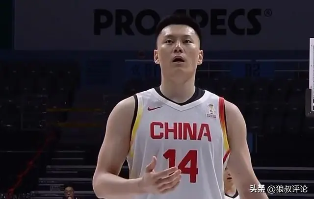 男篮生死战站出来!李弘权关键5分献17+4+4强硬对抗怼翻胡珑贸
