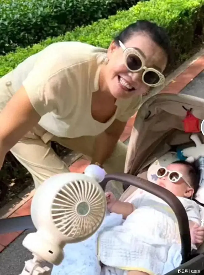 张兰晒与小孙子合影，与儿子已和解，家庭关系幸福温馨，彼此理解