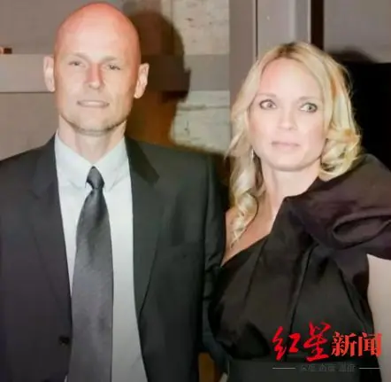 挪威主帅淘汰巴西后拥抱妻子，曾心脏骤停12分钟被宣布临床死亡 坦言妻子是主心骨