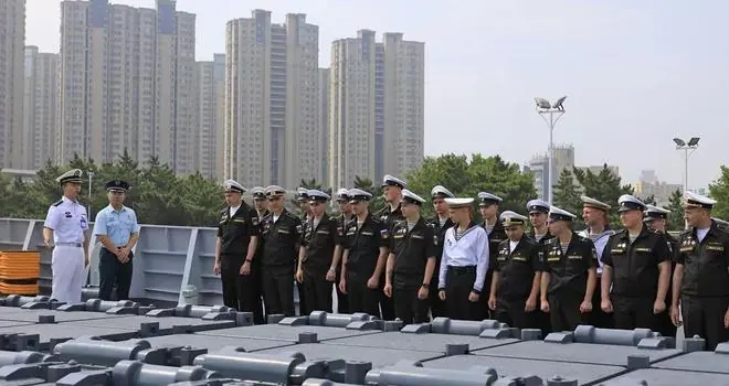 站在052D军舰的垂直发射装置前,俄罗斯海军没有一个笑得出来的!
