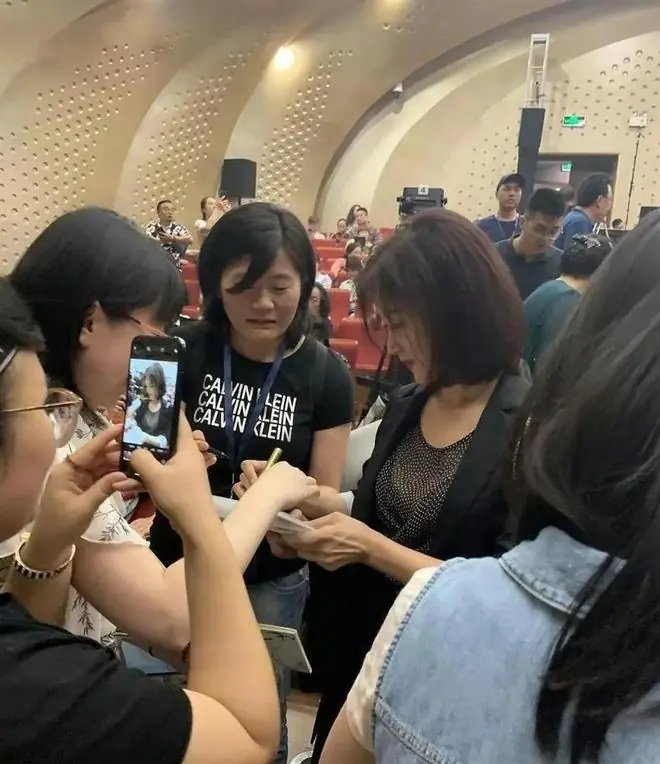 59岁宋祖英现身活动状态惊艳！短发利落大气，黑色套装优雅端庄