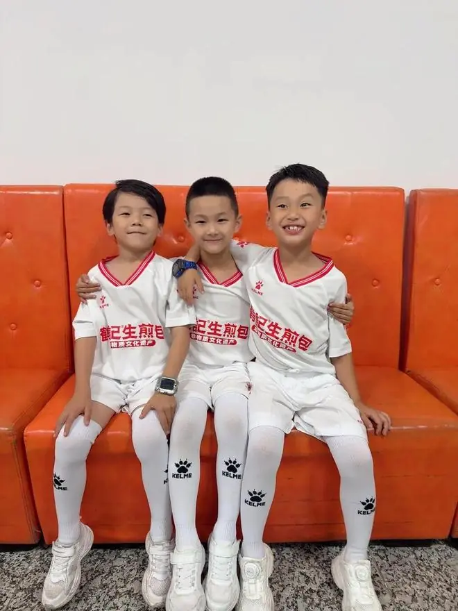牵手绿茵,逐梦赛场——雾凇宝贝担任2026“东北超”长春赛区球童