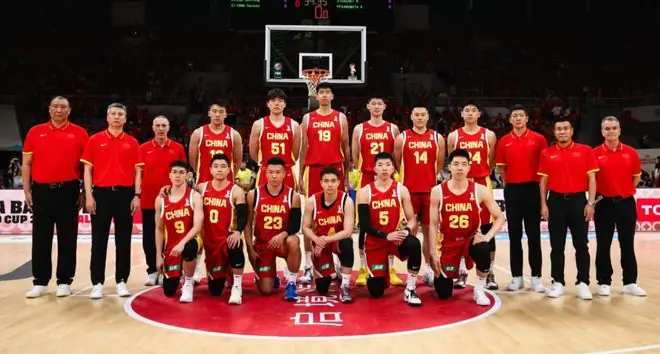 男篮半场落后日本10分！2-16又吃0-8断电 杨瀚森5分一度怒瞪裁判