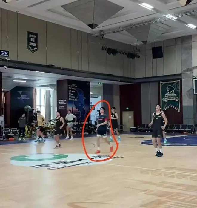 宏远速递！今夏离队首人确定，名记曝徐昕打NCAA，广东斩获官方奖项