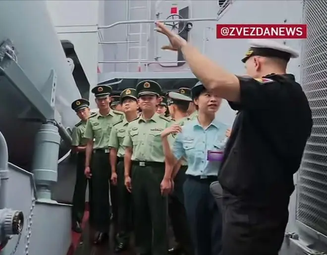 解放军参观瓦良格巡洋舰,这表情管理亮了!