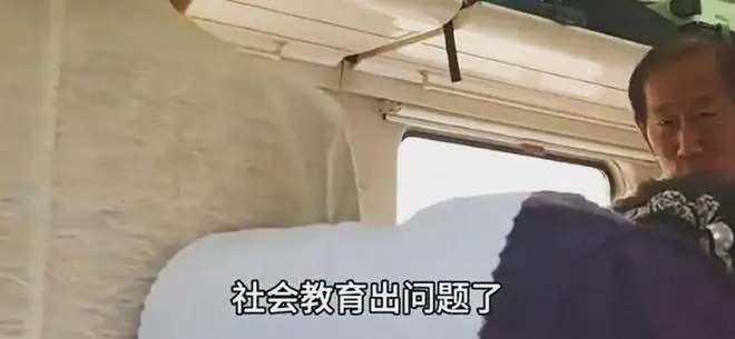 大爷高铁无座票强求孩童让座:家长拒绝,对方亮明老师身份,怒斥缺乏教育