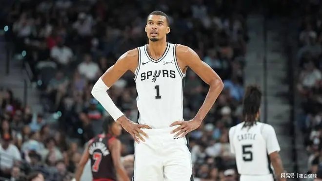 文班亚马为球队主动降薪续约,NBA专家直言此举开恶劣先例