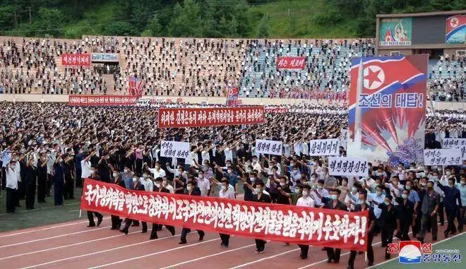 人山人海 实拍朝鲜声势浩大的反美斗争日集会