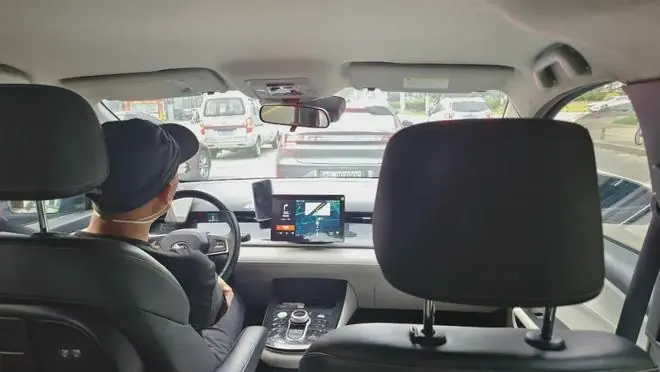中年男人的网约车:一个在硬撑,一个已崩溃