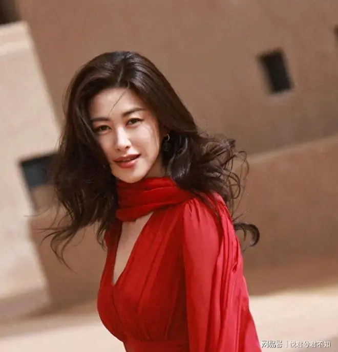 从千亿豪门恋情到平凡烟火,朱珠带着老公女儿,在意大利松弛人生
