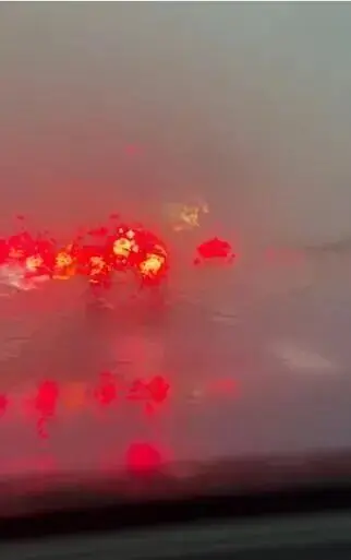 上海暴雨倾盆把人浇懵了，网友玩梗：“贺涵，下雨了，快来接我”，这雨到底何时消停？