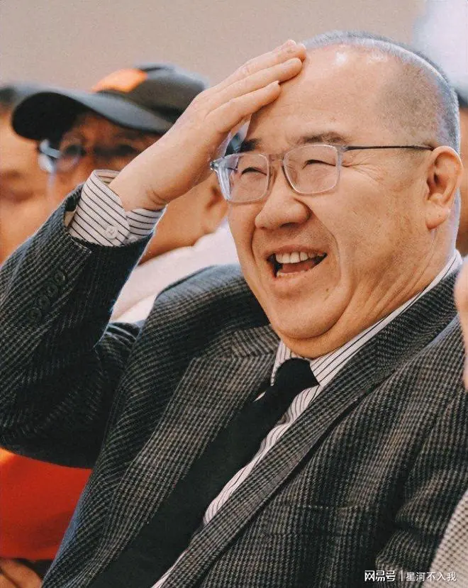 英达一家四口新露面!梁欢容貌大变,电了头发,英如镝兄妹发胖了