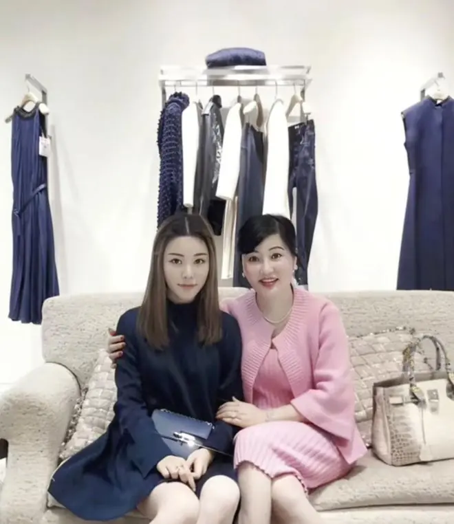 名媛蔡天凤妹妹在香港办订婚宴，仪式感满满，妈妈穿红衣笑容灿烂