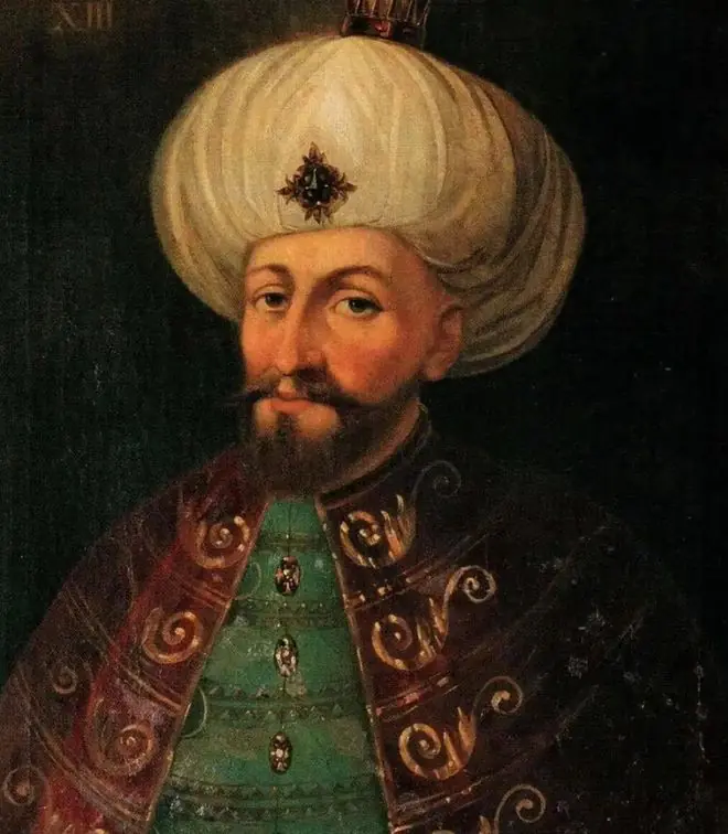 1595年，穆罕默德三世在登基当天，下令将19个弟弟全部绞死，这种为争夺王位而骨肉相残的传统延续了六百年，几乎把皇室逼到血脉断绝的地步