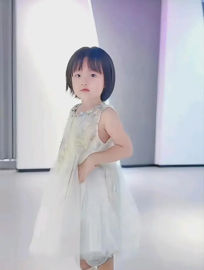 黄一鸣女儿闪闪签约MCN,担任形象大使!直播被封禁,或转战线下