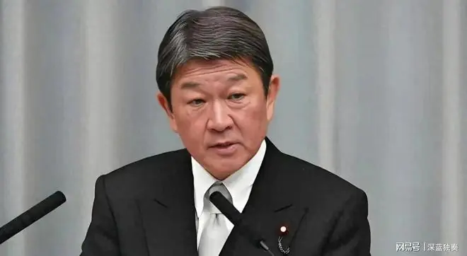 日本为南海仲裁站台，中方一巴掌拍过去：冲之鸟礁，你还要不要？