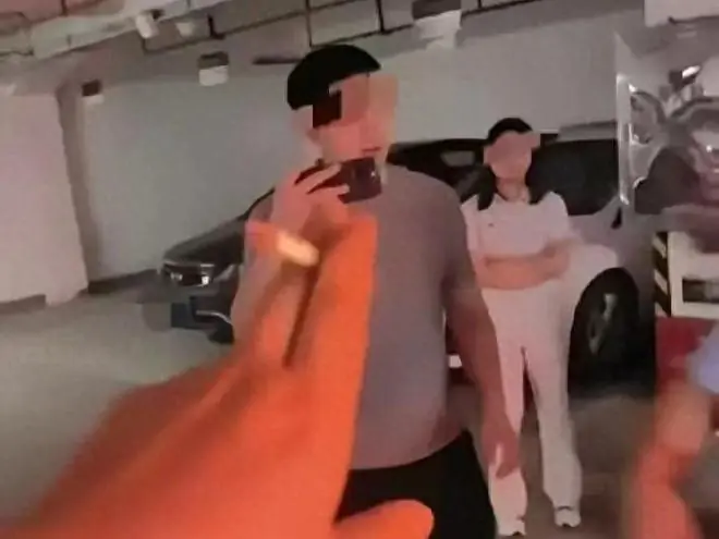 真相来了!三方都不是善茬,占车位女被停职,眼镜男身份曝光,业主不无辜