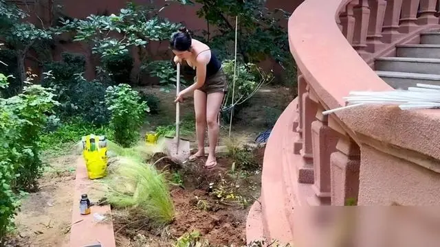 43岁霍思燕现身自家豪宅,穿吊带裙种地惹群嘲,但这身材真绝了