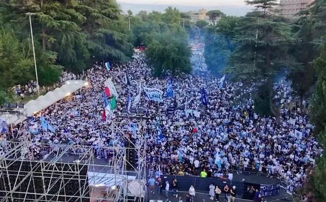 拉齐奥恐迎2.5万球迷逼宫地震,洛蒂托球衣发布会与抗议大撞期,舆论引爆内乱