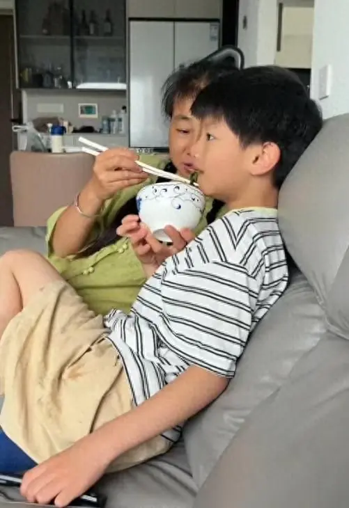 “喂到他娶媳妇为止”，网友：孩子奶奶发型，早已预示了家教水平