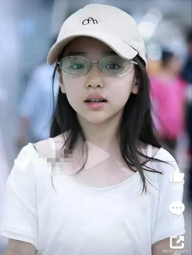小酒窝机场穿白T恤清爽,她说这是妈妈的,发觉小姑娘悄悄长大了